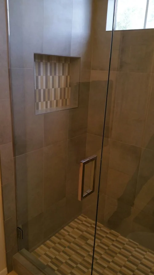 Walk-in shower with niche