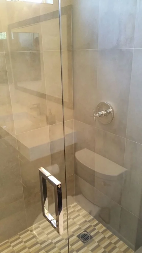 Curved shower bench