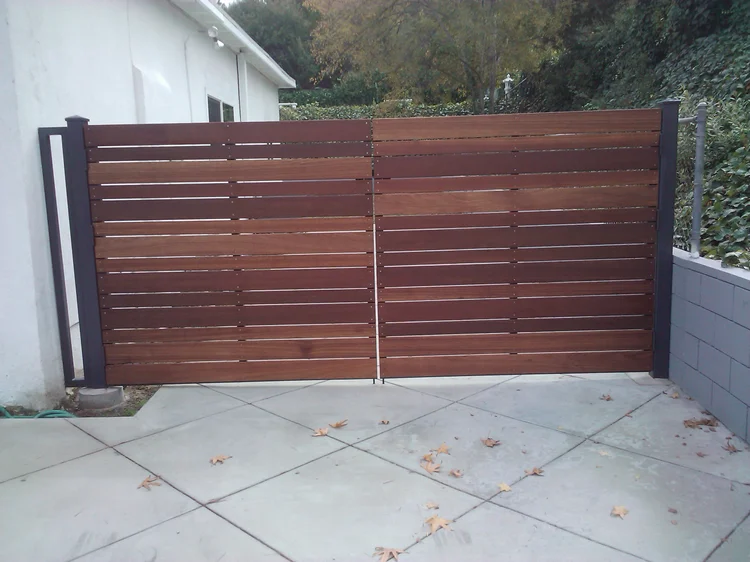 Horizontal wood driveway gate